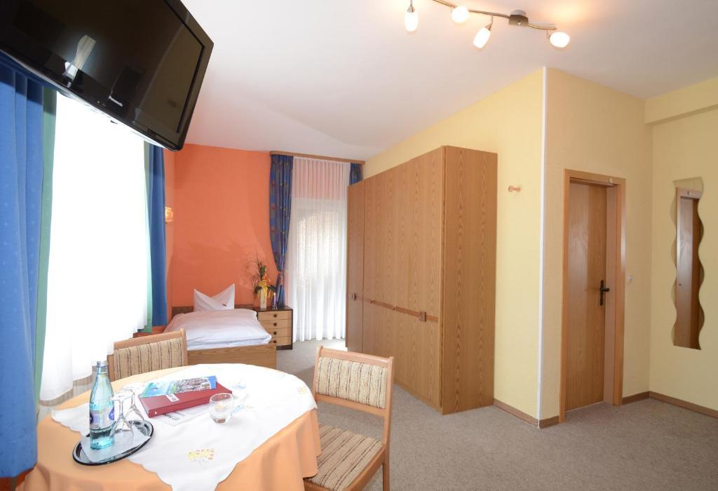 Gasthof Zur Post Hotel Und Parkplatz フォーエンシュトラウス 部屋 写真